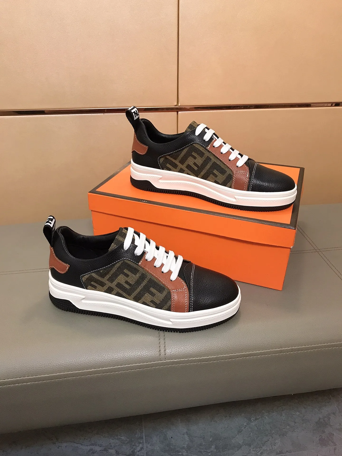 Factory price 400 🕷️🕷️FENDI [Fendi] Men’s new casual shoes are hot! , that kind of calm connotation️elegant taste is indescribable to start the journey of fashionable shoes💍💍to cope with various occasions calmly! The momentum of the big names speaks for itself! Comfortable and comfortable on the feet! Material: Imported cowhide + printed material, sheepskin lining. Fashion essential! 2 colors available! Code number: 38-44